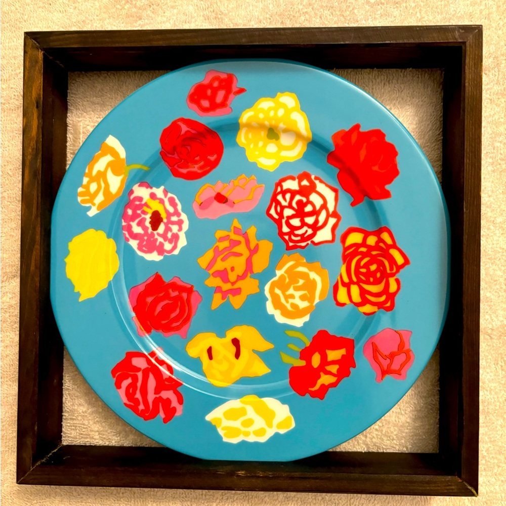 Decorative plate in frame